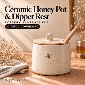 Puede incluir: Un tarro de miel de cerámica color crema moteado con tapa a juego y un cucharón de madera. El tarro presenta una pequeña ilustración de una abeja con una trayectoria de puntos. Texto: Ceramic Honey Pot & Dipper Rest, POTTERY TEMPLATE PDF, DIGITAL DOWNLOAD, DiyWhisperCo.