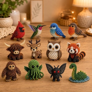 Pode incluir: Uma coleção de figuras de animais com contas, incluindo pássaros, um veado, uma coruja, um panda vermelho, um yeti, um polvo, uma mariposa e um monstro do lago Ness. As figuras são feitas com pequenas contas coloridas.