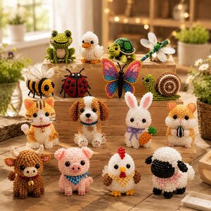 Può includere: Una collezione di piccole statuette di animali realizzate con perline colorate. Il set comprende una rana, un'anatra, una tartaruga, una libellula, un'ape, una coccinella, una farfalla, una lumaca, un gatto, un cane, un coniglio, un criceto, una mucca, un maiale, un pollo e una pecora, disposti su blocchi di legno.