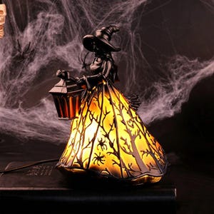 Bruja del bosque montada en una escoba de Halloween con pequeña lámpara de noche, adornos luminosos, lámpara de decoración de ambiente gótico para escritorio