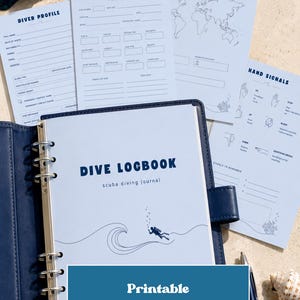 Könnte beinhalten: Ein marineblauer Ordner mit einem Tauchtagebuch mit der Aufschrift DIVE LOGBOOK. Enthalten sind druckbare Seiten mit Taucherprofil, Tauchprotokoll, Weltkarte und Handzeichen, alles in dunkelblauer Tinte auf hellblauem Papier gedruckt.