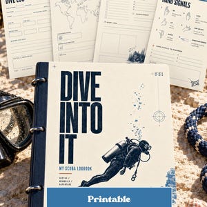 Può includere: Un raccoglitore per diario di immersione con copertina color crema che riporta il testo DIVE INTO IT MY SCUBA LOGBOOK e la grafica di un subacqueo. Il set include pagine stampabili per registri di immersione, mappa mondiale e segnali manuali.