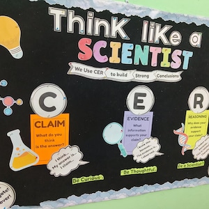 Może przedstawiać: Czarna tablica ogłoszeniowa z napisem Think like a SCIENTIST oraz akronimem CER. Zawiera sekcje Claim, Evidence i Reasoning z tekstem oraz ikony żarówki, atomu, cząsteczki, kolby i lupy.