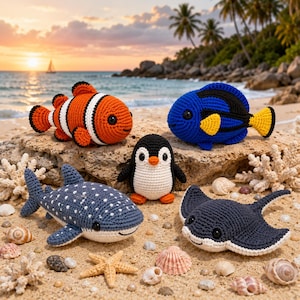 Pode incluir: Uma coleção de cinco animais de pelúcia feitos de crochê, incluindo um peixe-palhaço laranja e branco, um peixe-cirurgião azul e preto, um pinguim preto e branco, um tubarão-baleia azul com pontos brancos e uma raia cinza-escura.