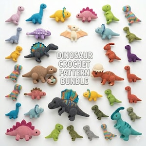 Op de afbeelding: Een verzameling van diverse gehaakte dinosaurus-speeltjes in verschillende kleuren en maten, waaronder een pterodactylus, triceratops en stegosaurus. De tekst DINOSAUR CROCHET PATTERN BUNDLE staat gecentreerd in het midden van deze garenfiguren.
