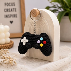Modèle PDF de porte-clés manette de jeu au crochet | Porte-clés manette de jeu amigurumi | Cadeau pour gamer | Manette de jeu à faire soi-même