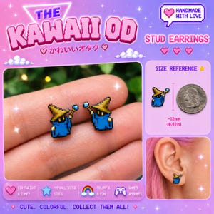 Op de afbeelding: Pixel art oorstekers met een blauw en geel tovenaarsontwerp. De oorbellen zijn ongeveer 12 mm groot en worden naast een munt getoond ter referentie. De tekst op de afbeelding luidt "The Kawaii OD" en "Handmade with Love".