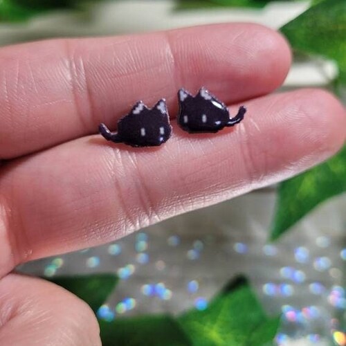 Mewo stud earrings