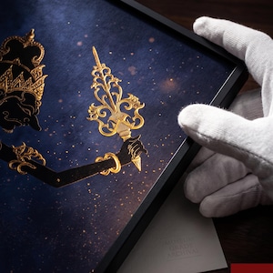 Könnte beinhalten: Ein gerahmter rechteckiger Druck mit dunkelblauem Hintergrund und goldfarbenen Illustrationen einer traditionellen Schattenfigur, die einen verzierten Dolch hält. Der Druck enthält eine weiße Papiereinlage mit der Aufschrift Museum Grade Archival.