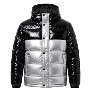 Puede incluir: Una chaqueta acolchada de bloques de color con una sección superior y capucha en negro brillante, contrastada con una sección inferior en plata metálica. La prenda incluye una tapeta central vertical con botones a presión negros.