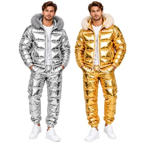Puede incluir: Dos conjuntos de chaquetas acolchadas y pantalones a juego. Un conjunto es de color plata metalizado con ribete de piel sintética gris en la capucha, y el otro es de color oro metalizado con ribete de piel sintética crema. Incluyen camiseta blanca.
