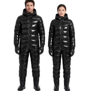 Puede incluir: Dos personas con monos acolchados negros a juego, de alto brillo, con capuchas integradas, cremalleras frontales y mangas largas. Cada conjunto incluye guantes acolchados negros y botas acolchadas negras a juego para un aspecto uniforme.