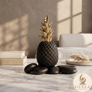 Figurine d'ananas avec des feuilles d'or pour une décoration de table moderne