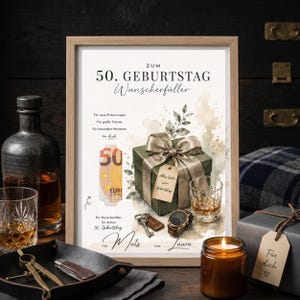 Könnte beinhalten: Ein gerahmter Druck mit dem Text ZUM 50. GEBURTSTAG Wunscherfüller, einer Aquarellillustration eines grünen Geschenks mit Schleife, einem 50-Euro-Schein, einem Schlüssel, einer Armbanduhr und einem Whiskeyglas, mit den Namen Mats und Laura.