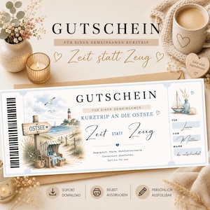 Könnte beinhalten: Ein rechteckiger Gutschein mit einer Küstenillustration, die einen Leuchtturm, Strand und einen Strandkorb zeigt. Der Text lautet GUTSCHEIN, KURZTRIP AN DIE OSTSEE und Zeit statt Zeug. Er enthält Felder für Namen und Datum sowie einen Barcode.