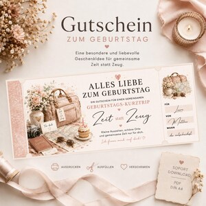 Pode incluir: Um vale-presente de aniversário retangular com tema de viagem, ilustrado com uma bolsa de couro, câmera, cupcake e flores. O texto diz Gutschein zum Geburtstag, Alles Liebe zum Geburtstag e Zeit statt Zeug. Inclui campos para nomes e datas, com ícones para imprimir, preencher e presentear.