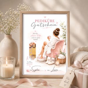 Könnte beinhalten: Ein gerahmter Druck als Pediküre-Gutschein mit dem Text PEDIKÜRE Gutschein, Zeit für schöne Füße und ein gutes Gefühl, Für deine wohlverdiente Auszeit, Für Sophia, Von Laura sowie einer Illustration eines 50-Euro-Geldscheins.