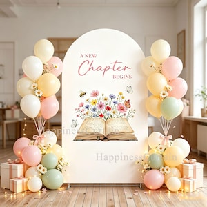 Puede incluir: Un telón de fondo blanco arqueado con el texto A NEW Chapter BEGINS sobre un libro abierto con flores silvestres coloridas, una abeja y mariposas. Dos racimos de globos en crema, rosa y verde salvia flanquean el arco, acentuados con margaritas blancas.
