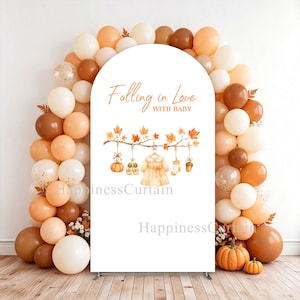 Könnte beinhalten: Ein bogenförmiger Hintergrund mit einer Ballongirlande in Creme-, Pfirsich- und Brauntönen. Das mittlere Paneel zeigt den Text Falling in Love WITH BABY über einer Illustration eines Zweigs mit Herbstblättern, einem Kürbis, Schuhen und einem Kleid.