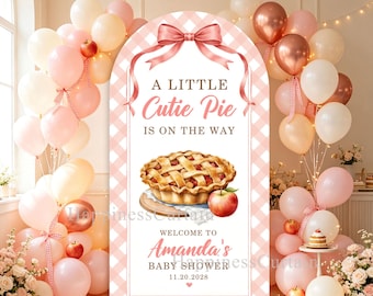 Könnte beinhalten: Ein gewölbter Hintergrund für eine Babyparty mit rosa-weißem Vichy-Muster, einer großen rosa Schleife oben und einer Apfelkuchen-Illustration. Der Text lautet A LITTLE Cutie Pie IS ON THE WAY WELCOME TO Amanda's BABY SHOWER 11.20.2028.