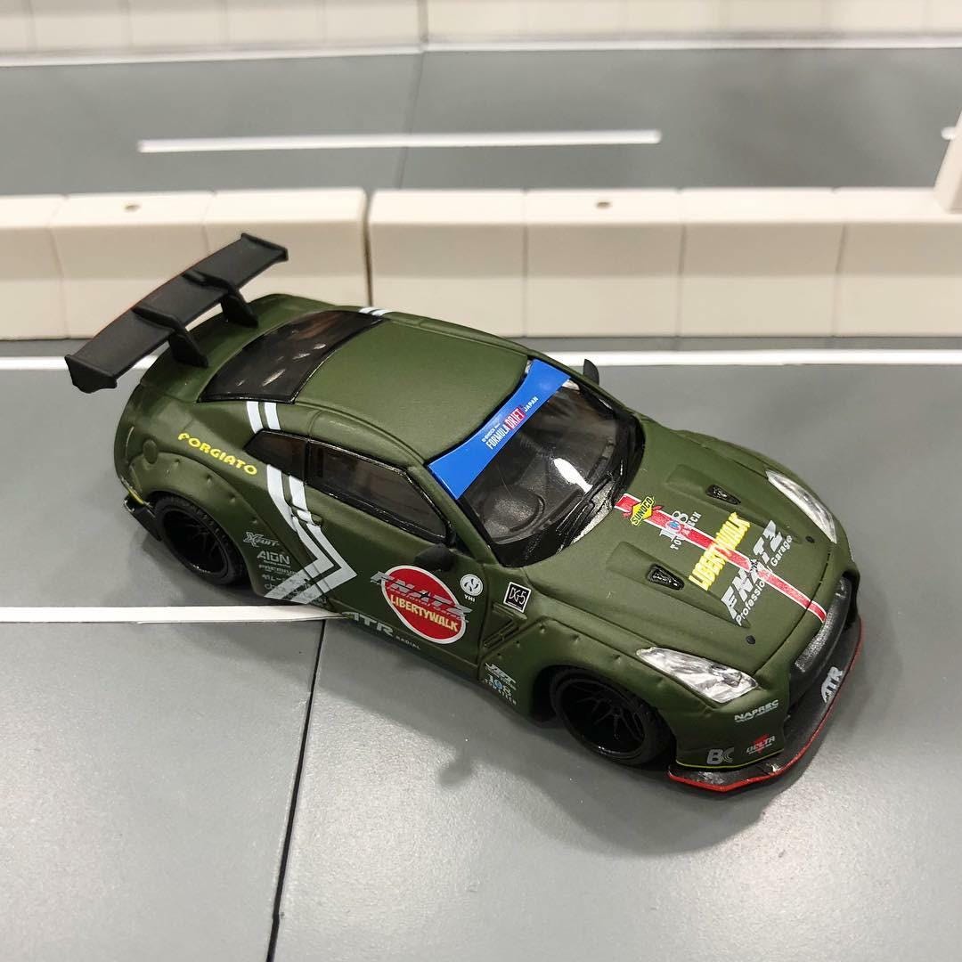 Mini GT #7 (box Version) LBWK Nissan GT-R (R35) Zero Fighter
