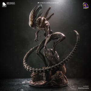 Puede incluir: Una figura de resina de color marrón oscuro altamente detallada de una criatura xenomorfa con cabeza alargada, garras afiladas y una cola larga y segmentada que se curva alrededor de una base cubierta de estructuras orgánicas texturizadas.