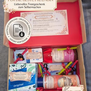 Könnte beinhalten: Eine DIY-Geschenkbox mit dem Text "DIE TRENNUNGS-BOX FÜR DIE BESTE FREUNDIN". Sie enthält eine Flasche Roséwein, Badeschaum, Taschentücher und andere Artikel. Die Box ist rot und beige.