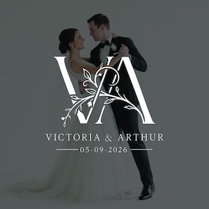 Può includere: Una grafica nuziale che presenta le grandi lettere bianche del monogramma VA intrecciate con un delicato disegno di vite floreale. Sotto il monogramma, il testo recita VICTORIA & ARTHUR con la data 05-09-2026 centrata tra due linee.