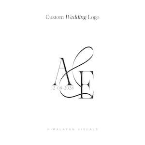 Peut inclure: Un logo de mariage personnalisé présentant les lettres serif A et E entrelacées avec une esperluette décorative. La date 12-08-2028 est placée sous le A. Le texte Custom Wedding Logo figure en haut et Himalayan Visuals en bas.