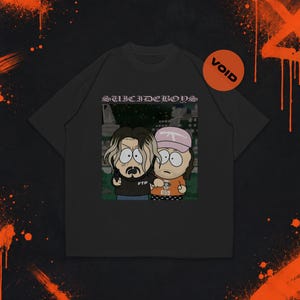 Może przedstawiać: Czarny t-shirt z krótkim rękawem z nadrukiem graficznym przedstawiającym dwie postacie z kreskówek w stylu South Park. Nad postaciami widnieje napis "SUICIDEBOYS", jedna postać ma na sobie koszulkę z napisem "FTP", a druga pomarańczową z "G59".