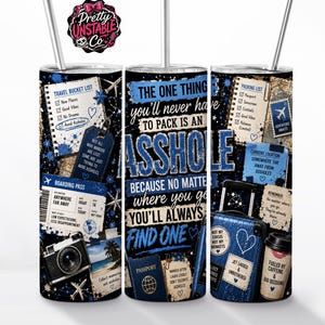 Könnte beinhalten: Ein zylindrischer Edelstahlbecher mit Strohhalm, der eine blau-schwarze Collage zum Thema Reisen zeigt. Das Design enthält Text wie THE ONE THING YOU'LL NEVER HAVE TO PACK IS AN ASSHOLE, Reise-Checklisten, eine Kamera und Gepäckstücke.