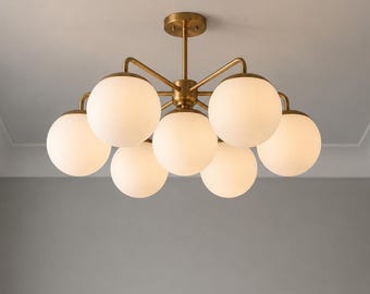 Arkitektonisk mässingsglobkrona med 7 ljus | Lyxig taklampa i opalglas i 50-talsstil | Handgjord designerbelysning