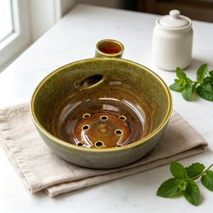 Scolapasta per frutti di bosco in ceramica con smalto reattivo fatto a mano, con foro di drenaggio e beccuccio laterale per versare, stile rustico da fattoria.
