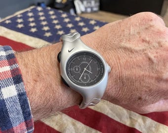 Nike Triax Armored Chrono Uhr, schwarzes Zifferblatt, Y2K asymmetrische Silberuhr, Cyberpunk Retro Streetwear.