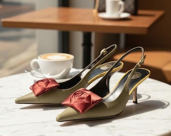 Zapatos de vestir de mujer con tacón destalonado de punta y adornados con rosas.