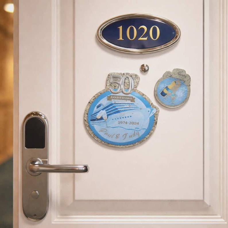 Imán personalizado para la puerta de tu crucero de aniversario: Decoración personalizada para tu camarote, cualquier año. Círculo de aproximadamente 20 cm (8 pulgadas). Incluye imanes a juego de regalo. imagen 2