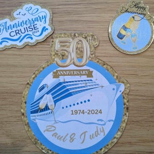 Imán personalizado para la puerta de tu crucero de aniversario: Decoración personalizada para tu camarote, cualquier año. Círculo de aproximadamente 20 cm (8 pulgadas). Incluye imanes a juego de regalo. imagen 3
