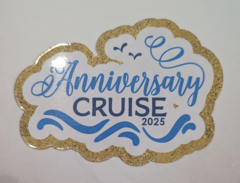 Puede incluir: Una pegatina blanca con un borde dorado brillante, con las palabras "Anniversary Cruise 2025" en azul. Tambi&eacute;n se incluyen gr&aacute;ficos de olas y p&aacute;jaros azules.