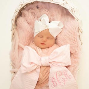 Monogramed Bow Swaddle Set for girls, with a hat option, Newborn Photo Prop. Searsucker fabric. With whiite blanket.