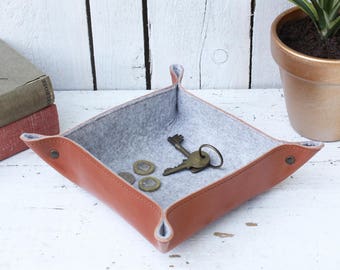 Large tan leather and felt trinket tray, valet tray, jewellery tray, dice mat, travel tray, gift for men, perfect gift for brother or dad