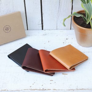 Gefaltete Brieftasche aus Leder mit 4 Kartenfächern, minimalistisch, Jubiläumsgeschenk, Kreditkartenfächer, Geschenk für Ihn, Logo oder Initialen hinzugefügt