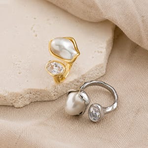 Anillo ajustable de dos piedras con perla brillante y circonita reluciente – Estilo minimalista moderno, ideal para usar solo o combinado con otros anillos, una excelente idea para regalar.