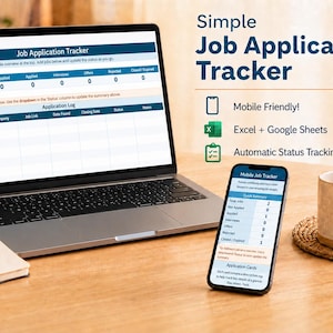Può includere: Un laptop e uno smartphone che mostrano un job application tracker. Il laptop mostra un foglio di calcolo con colonne per titolo del lavoro, azienda e stato. Lo smartphone mostra una versione mobile. Un taccuino e una tazza di caffè sono anche sulla superficie di legno.