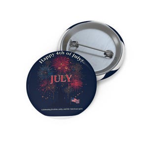 Peut inclure: Un bouton rond avec un fond bleu marine représentant un feu d'artifice rouge, bleu et or. Le texte "Happy 4th of July!" et "JULY" sont affichés. Un drapeau américain est également présent.
