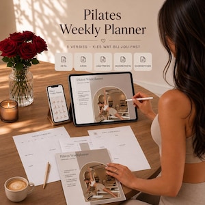 Op de afbeelding: Een digitale Pilates weekplanner weergegeven op een tablet en smartphone, met geprinte vellen op een houten tafel. De tekst luidt Pilates Weekly Planner, 5 Versies - Kies Wat Bij Jou Past, A4 NL, A4 EN, USLetter EN, Goodnotes NL, Goodnotes EN.