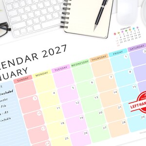 Può includere: Una pagina di calendario di gennaio 2027 con una griglia dai toni pastello. Il design presenta una sezione per le note, un piccolo calendario di febbraio e un badge circolare rosso con la scritta Designed for LEFT-HANDED USERS. Il testo include What's included, 12 Months, PDF File, Size: A3 e Printable.