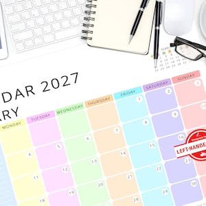 Può includere: Un calendario di gennaio 2027 con una disposizione a griglia che presenta colonne color pastello per ogni giorno della settimana. Il documento include una sezione note con un elenco di caratteristiche e un timbro circolare rosso con la scritta Designed for LEFT-HANDED USERS.
