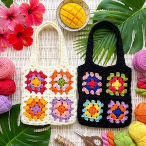 Peut inclure: Deux sacs fourre-tout au crochet. L'un est de couleur crème avec des carrés colorés, l'autre est noir avec des carrés similaires. Les carrés présentent de l'orange, du violet, du jaune et du vert. Les sacs ont des anses assorties.