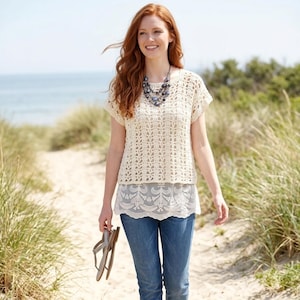 Peut inclure: Un haut à manches courtes en crochet de couleur crème avec un motif ajouré complexe, superposé sur un ourlet en dentelle blanche, associé à un jean bleu et un collier de perles à plusieurs rangs aux tons bleu foncé et argentés.