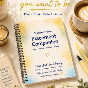 Può includere: Un quaderno a spirale Student Nurse Placement Companion con uno sfondo ad acquerello giallo e blu. La copertina presenta il testo 'Student Nurse Placement Companion', 'Plan, Think, Reflect, Grow' e 'NursEd Academy'. È circondato da una penna dorata, foglietti adesivi con testo scritto a mano e una clip.